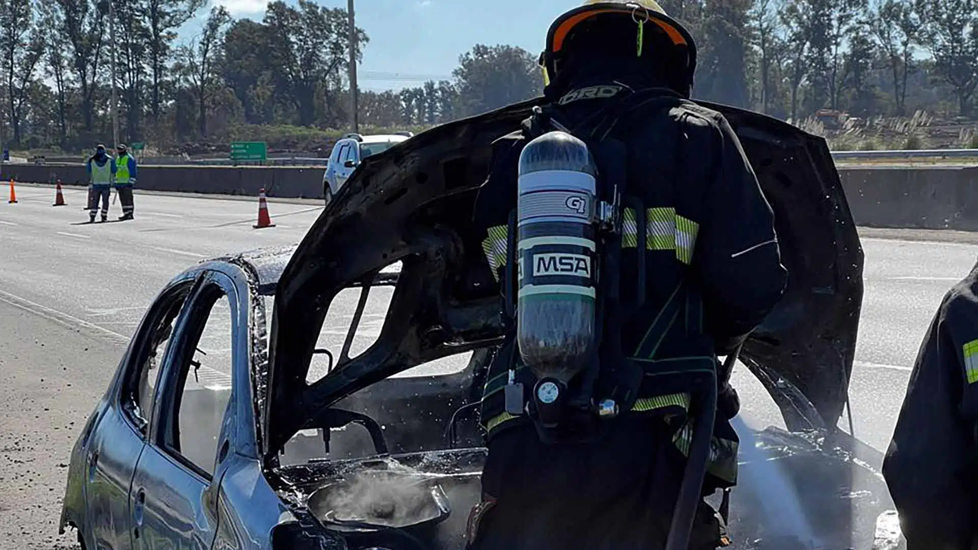 Incendio auto peaje Larena