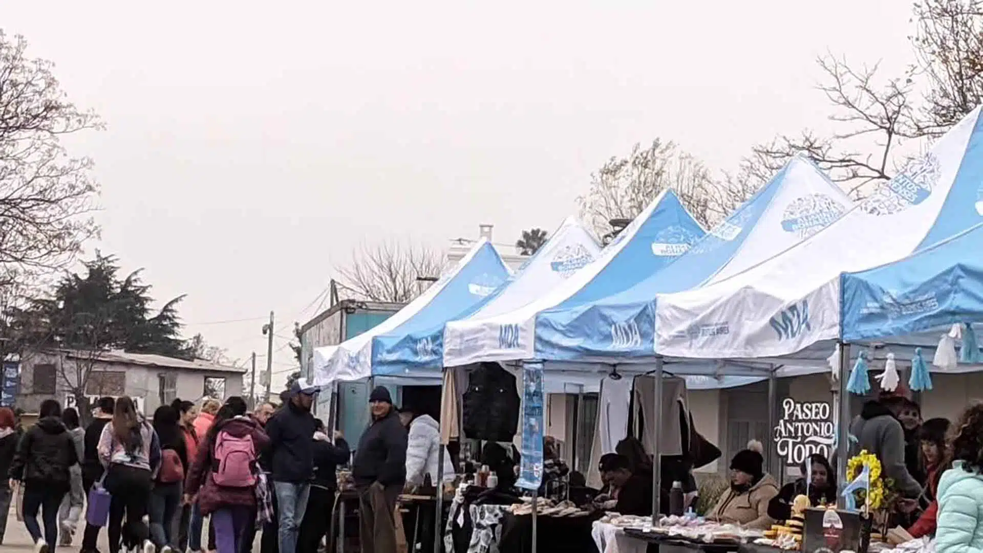 Mercado popular en Derqui