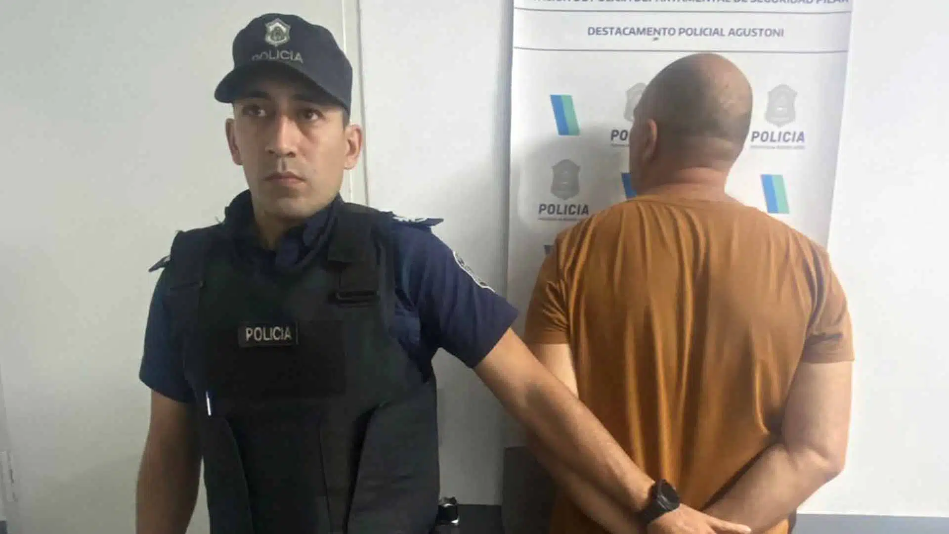 Robó auto estacionó en su casa